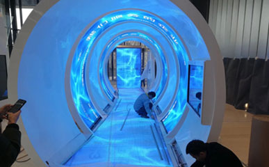 上海某展覽館隧道(dao)造(zao)型P2.5柔(rou)性LED顯示屏軟模組(zu)