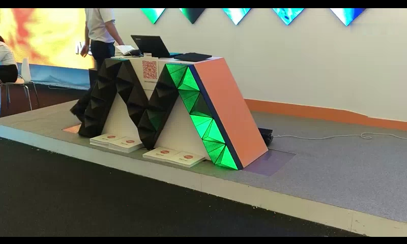 美亚迪室内p3三角形led显示屏炫彩登场