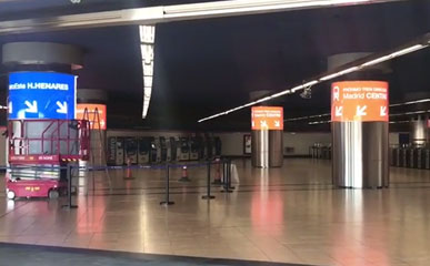 西班牙地铁站P5软模组LED圆柱屏和P4户内LED广告屏